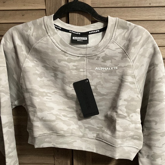 Alphalete Tops - NWT - Ladies Alphalete Classic Crew Crop Sweatshirt (S)